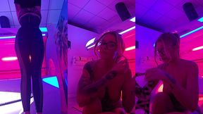 dans la cabine uv je te montre la trace de bronzage de mon string