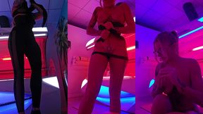 dans la cabine uv je te montre la trace de bronzage de mon string