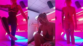 dans la cabine uv je te montre la trace de bronzage de mon string