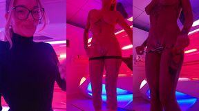 dans la cabine uv je te montre la trace de bronzage de mon string