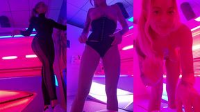 dans la cabine uv je te montre la trace de bronzage de mon string