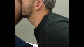 COMI O RABO DE UM DESCONHECIDO NO BANHEIRO, GOZOU E FOI EMBORA