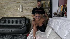 ted recebe visita e mete a rola na esposa do marido enquanto ele vai na adega - kaay alves
