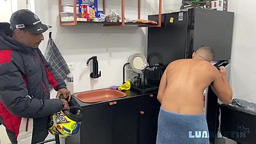 Fui fazer uma entrega e o cliente me fez esperar !!! Claro que comi o cuzinho dele pra ele aprender a não deixar ninguém esperando
