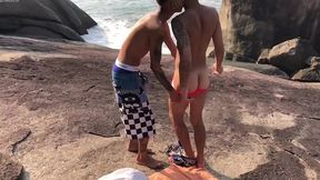 levei o mozao na praia com tezao, tive que comer ele ali mesmo. - completo