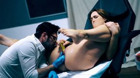 Lesbo fisted by doctor to get pregnant