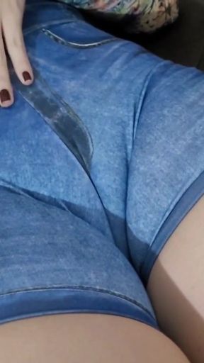 Gostosa de buceta peluda (cameltoe)   Clip 1