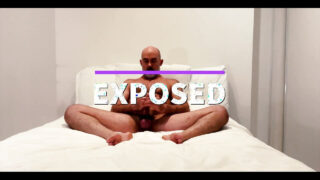 Pria dewasa berbulu amatir mengelus penis besar sebelum melakukan penetrasi anal yang intens dan ejakulasi.