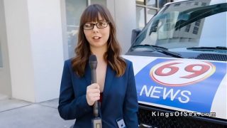 لاعبة Wonder Woman تعشق مهبل مراسلة الأخبار الضيق