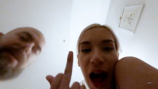 Heiße 18-Jährige lässt sich ihren engen Arsch hart ficken