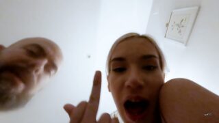 Heiße 18-Jährige lässt sich ihren engen Arsch hart ficken