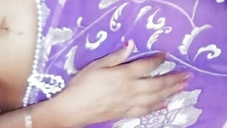 Amatör Asyalı hizmetçi, ev yapımı videoda önce beceriksizce oral seks yapıyor, ardından devasa bir penis tarafından arkadan sertçe beceriliyor.