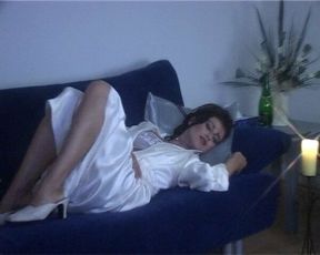 Sexy MIlf sqiertet die Kerze aus Hardcore Solomasturbation