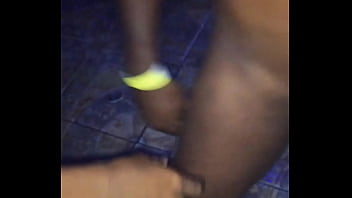 Puta humilha o corno com neg&atilde_o na festa de swing