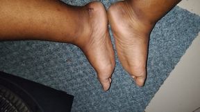 Cute African teen with freshly washed feet, lightskin thunder thighs and black knees shows them off for your goontainment.