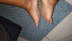 Cute African teen with freshly washed feet, lightskin thunder thighs and black knees shows them off for your goontainment.