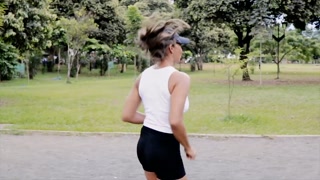 Fitness girl likes to show herself to strangers while exercising