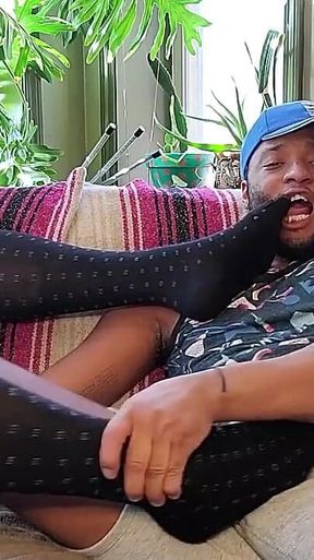 Foot Fetish! Kennie Jai Jerks off on Bear Feet!