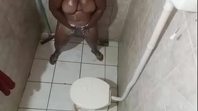 Camera escondida no banheiro flagra madrasta gordinha