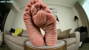 Latina GILF, high arches and super wrinkly soles - MOV