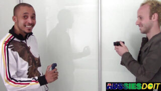 Hot amatør homofile jenta med store kuker liker munnsex, handjobs, anal knulling og cumshots