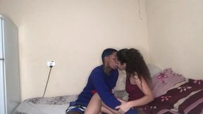 coloca a magrinha nessa posicao e mete mete mete mete gostosinho no pelo sem camisinha.