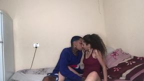 coloca a magrinha nessa posicao e mete mete mete mete gostosinho no pelo sem camisinha.