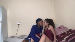 coloca a magrinha nessa posicao e mete mete mete mete gostosinho no pelo sem camisinha.
