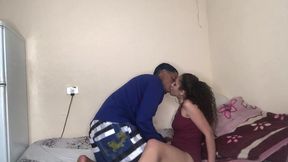 coloca a magrinha nessa posicao e mete mete mete mete gostosinho no pelo sem camisinha.