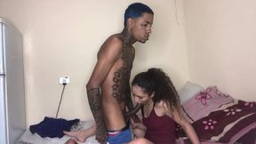 coloca a magrinha nessa posicao e mete mete mete mete gostosinho no pelo sem camisinha.