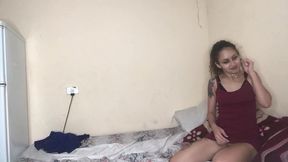 coloca a magrinha nessa posicao e mete mete mete mete gostosinho no pelo sem camisinha.