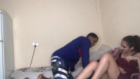 coloca a magrinha nessa posicao e mete mete mete mete gostosinho no pelo sem camisinha.