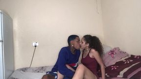 coloca a magrinha nessa posicao e mete mete mete mete gostosinho no pelo sem camisinha.