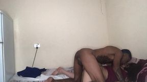 coloca a magrinha nessa posicao e mete mete mete mete gostosinho no pelo sem camisinha.