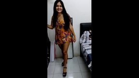 Asi se modelan un par de tacones altos con un vestido corto que deja ver todas sus dulces bragas universitarias