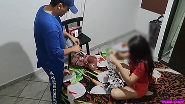 Sobrina Participa en Concurso Cosplay y su Tio la Engaña con un Traje Erotico Para Aprovecharse de su Linda Sobrina y Tomarle Fotos
