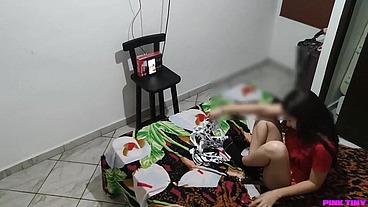 Sobrina Participa en Concurso Cosplay y su Tio la Engaña con un Traje Erotico Para Aprovecharse de su Linda Sobrina y Tomarle Fotos