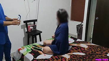 Sobrina Participa en Concurso Cosplay y su Tio la Engaña con un Traje Erotico Para Aprovecharse de su Linda Sobrina y Tomarle Fotos