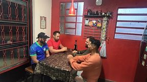 jogo de baralho termina em suruba com casal