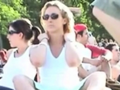 sans culotte sur la pelouse