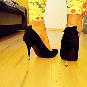 Crossdresser Walking in Sexy Black Suede Pointed Toe High Heels Pumps with a Bow on the Heel