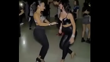 par de culonas bailando