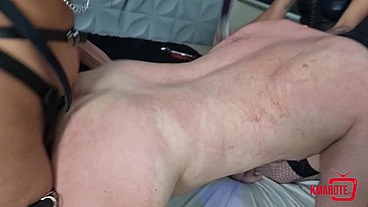 Orgia com 3 safadas e um escravo no gangbang reverso