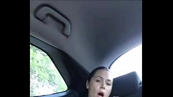 Mamasita haciendo trabajo manual en el carro