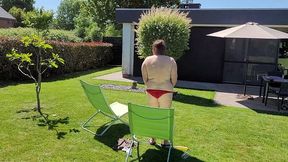 bain de soleil dans le jardin