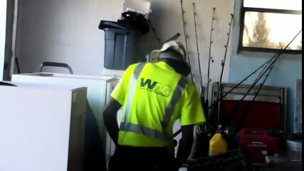 Une MILF salope fait du sexe oral a un travailleur noir contre paiement