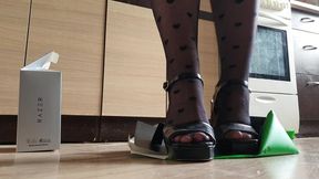 Cardboard Boxes Crush in High Heels 2 WMV