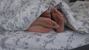 TWO PAIRS OF LEGS UNDER THE BLANKET (sf)