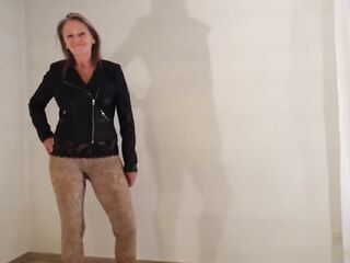 Grandma Is Hawt in Her Leopard Leggings
