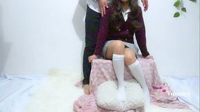 Mi profesor me castiga por mal portada, me lleva a su casa y me da de nalgadas, me baj&oacute_ mi calz&oacute_n para meterme sus dedos y su pene